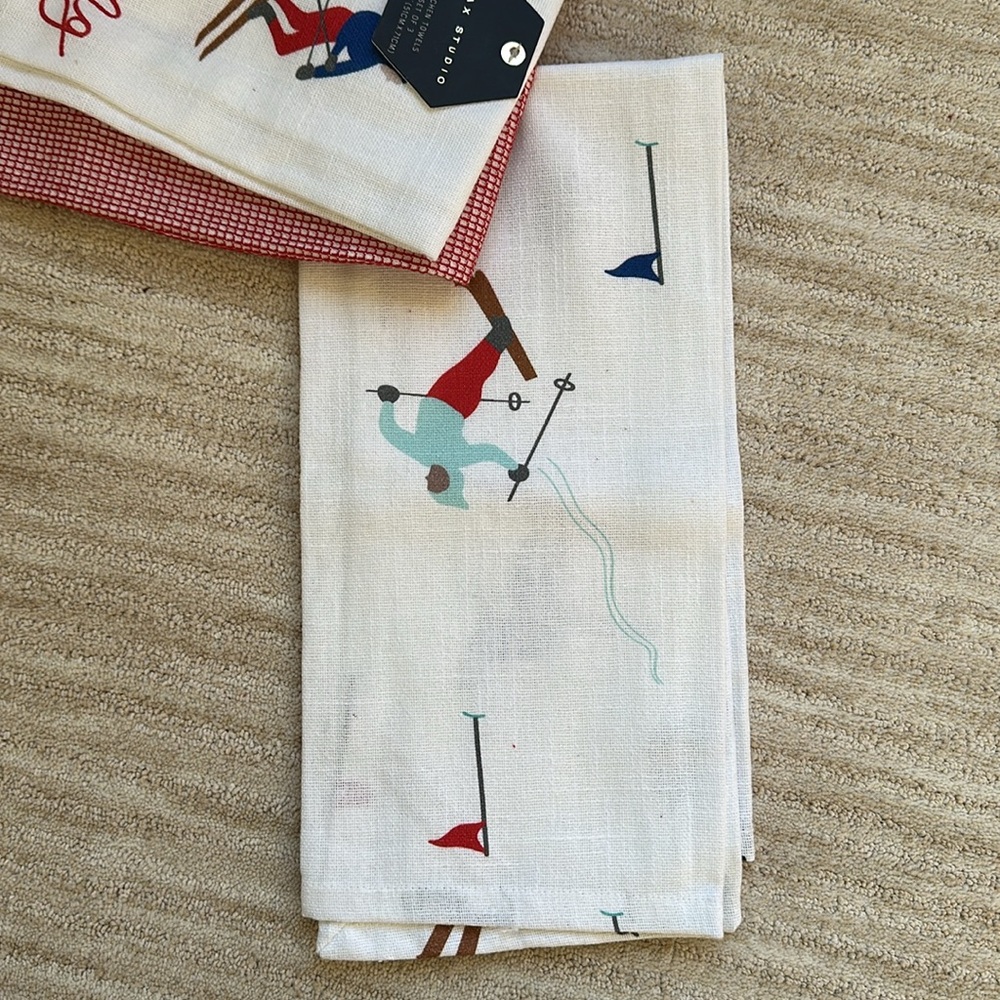 Set of 3 Max Studio Dashing Through the Snow Skier holiday themed kitchen towels - Picture 5 of 16
